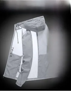 Détail de la veste de protection solaire gris clair, tissu fin respirant et poignets élastiques