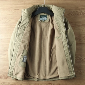 Detail van de kaki outdoorjas met warme fleecevoering en merklabel bij de kraag