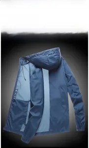 Détail de la veste de protection solaire bleue respirante avec capuche et logos