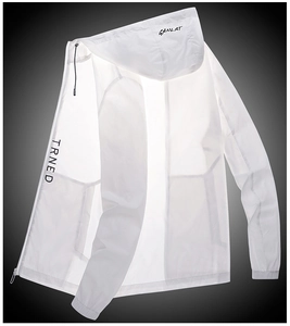 Détail de la veste de protection solaire blanche à capuche avec tissu léger respirant