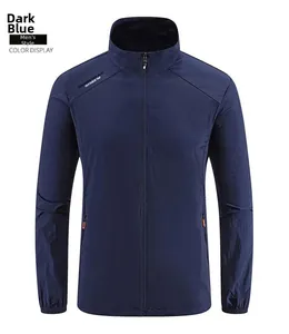 Dettaglio della giacca solare da uomo blu scuro con tasche a zip e polsini elastici