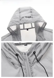 Détail d'une veste de protection solaire grise légère avec cordon de serrage et étiquette XL