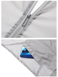 Vue macro de la fermeture éclair et de la poche latérale sur une veste de protection solaire
