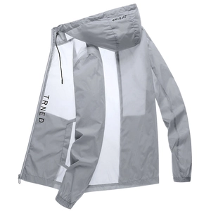 Veste de protection solaire grise légère avec capuche et tissu respirant semi-transparent