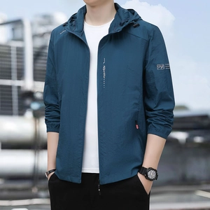 Dettaglio della giacca outdoor antivento blu scuro con cappuccio regolabile e cerniera