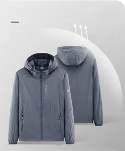 Vista anteriore e posteriore della giacca solare con cappuccio in tessuto tecnico blu-grigio