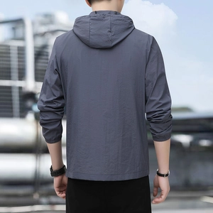 Vista posteriore di una giacca outdoor grigio scuro con texture di tessuto idrorepellente