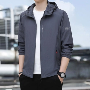 Dettaglio della giacca outdoor grigio scuro con cappuccio, polsini elastici e cerniera