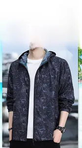 Détail du motif de feuilles gris foncé sur la veste de protection solaire respirante