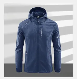 Dettaglio frontale della giacca blu navy con cappuccio e tasche con cerniera