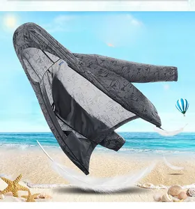 Détail d'une veste de protection solaire grise à motif de feuilles en tissu de soie glacée