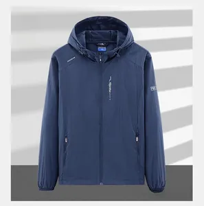 Vista frontale della giacca sottile blu scuro con cappuccio e tasche con cerniera per il sole