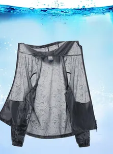 Détail de la veste anti-UV gris foncé avec motifs de feuilles et texture fraîche