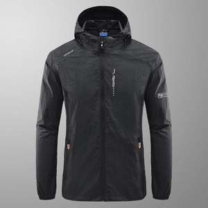 Giacca protettiva solare leggera da uomo in nero con cappuccio e design sportivo outdoor