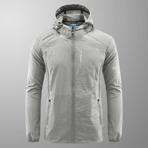 Giacca protettiva solare leggera con cappuccio da uomo in tessuto traspirante outdoor
