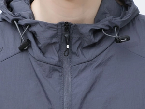 Dettaglio macro della zip a collo alto e trama del tessuto nylon della giacca