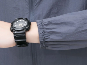 Dettaglio di un orologio sportivo nero multifunzionale con display analogico e digitale