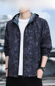 Détail de la veste de protection solaire gris foncé avec motifs tropicaux et capuche