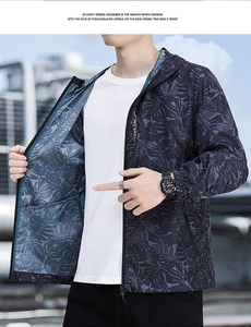Détail du motif de palmiers et poignets élastiques sur une veste de protection solaire à capuche