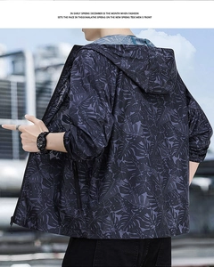 Détail de la veste de protection solaire à capuche avec motifs de palmier