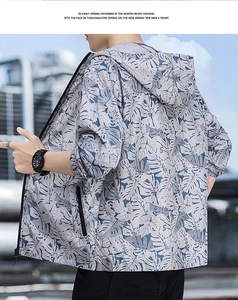 Détail de la veste solaire à capuche légère avec imprimé de feuilles tropicales pour la pêche