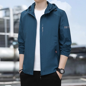 Giacca a vento blu scuro da uomo con cappuccio, tessuto impermeabile e stampe alla moda