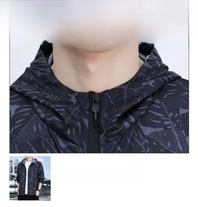 Détail de l'encolure à capuche et du zip sur la veste de protection solaire à motif feuilles