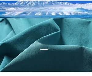 Dettaglio del tessuto traspirante verde acqua con trama diagonale e effetto fresco