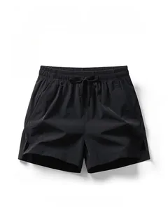 Dettaglio dei pantaloncini sportivi neri con coulisse regolabile e spacchi laterali