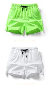 Dettaglio dei pantaloncini ad asciugatura rapida con coulisse elastica e spacco laterale
