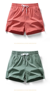 Dettaglio della vita elastica con coulisse bianche sui pantaloncini casual