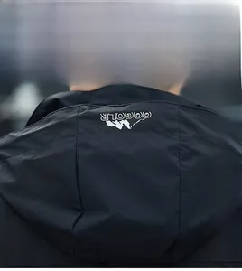 Détail de la zone de la capuche d'une veste d'extérieur imperméable avec tissu coupe-vent