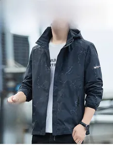 Dettaglio della giacca outdoor con cappuccio rimovibile e motivo marmorizzato grigio
