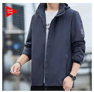 Détail de la veste outdoor gris foncé avec badge sur la manche et tissu coupe-vent durable