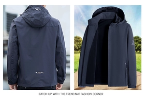 Vue détaillée d'une veste à capuche bleu foncé montrant la coupe arrière et la structure interne