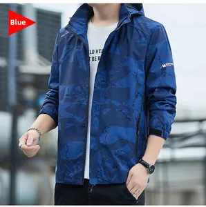 Dettaglio della giacca outdoor mimetica blu con polsini regolabili e stemma
