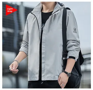 Détail de la manche de veste d'extérieur grise avec écusson et poignet réglable
