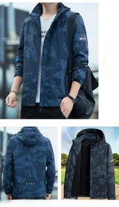 Dettaglio della giacca a vento con cappuccio con motivo mimetico blu navy e polsini
