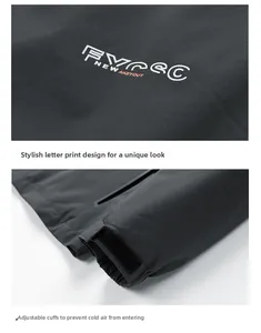 Détail de la veste outdoor gris foncé montrant le logo et les poignets velcro ajustables