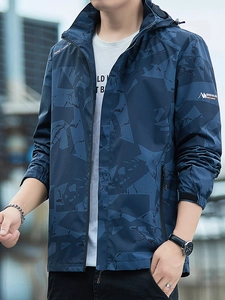 Giacca a vento outdoor da uomo con mimetica geometrica blu e cappuccio sportivo