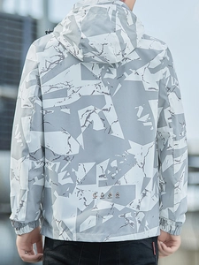 Giacca a vento da uomo con cappuccio impermeabile, stampa marmorizzata grigia, stile outdoor
