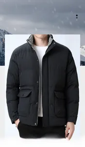 Detail der Winter-Steppjacke mit Hahnentritt-Kragenfutter und Pattentaschen