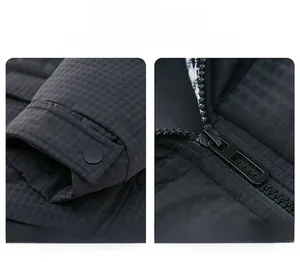 Detailansicht der Winterjacke mit Druckknopf-Manschetten und schwarz-weißem Karofutter