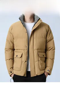 Detail der khakifarbenen Herren-Winterjacke mit Stehkragen und Hahnentritt-Muster-Futter