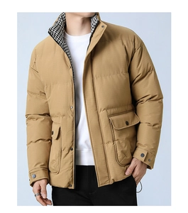 Detail der khakifarbenen Jacke mit Hahnentritt-Kragenfutter und großen Pattentaschen