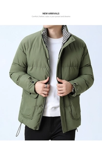 Detailansicht der grünen Winterjacke mit Hahnentritt-Innenkragen und Druckknöpfen für Herren