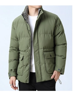 Detail der olivgrünen Steppjacke mit Hahnentritt-Futter und hohem Stehkragen