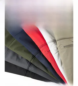 Detail der Outdoor-Cargohose mit mehreren Farben und funktionalen Reißverschlusstaschen