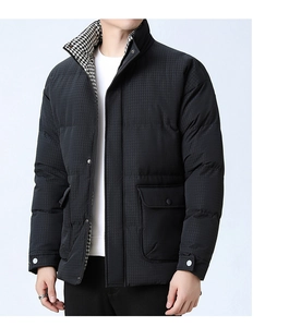 Detailaufnahme der schwarzen Herren-Winterjacke mit stilvollem Hahnentritt-Kragenfutter