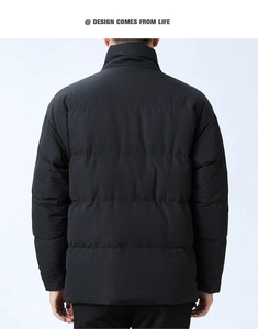 Detailansicht der Rückseite der schwarzen Steppjacke mit Gitterstruktur und Stehkragen